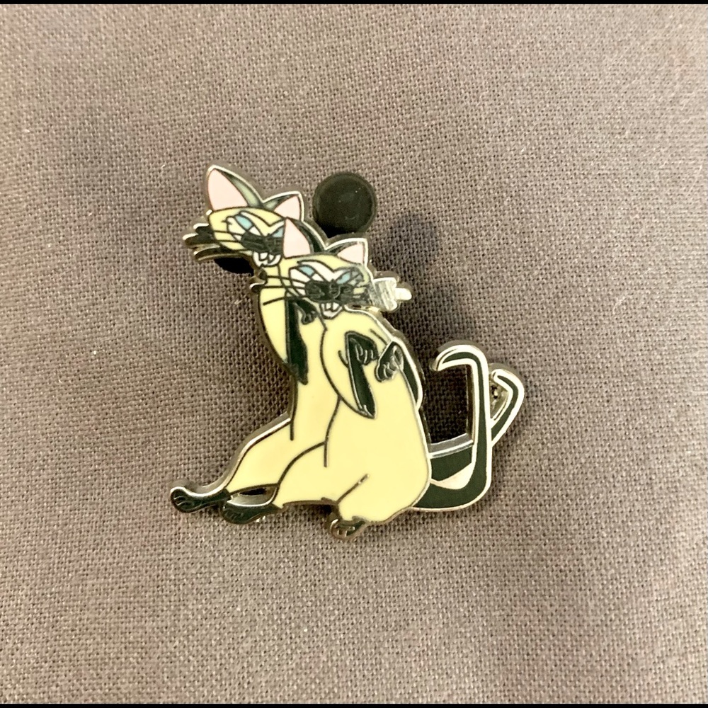 DISNEY SIAMESE TWIN CATS PIN